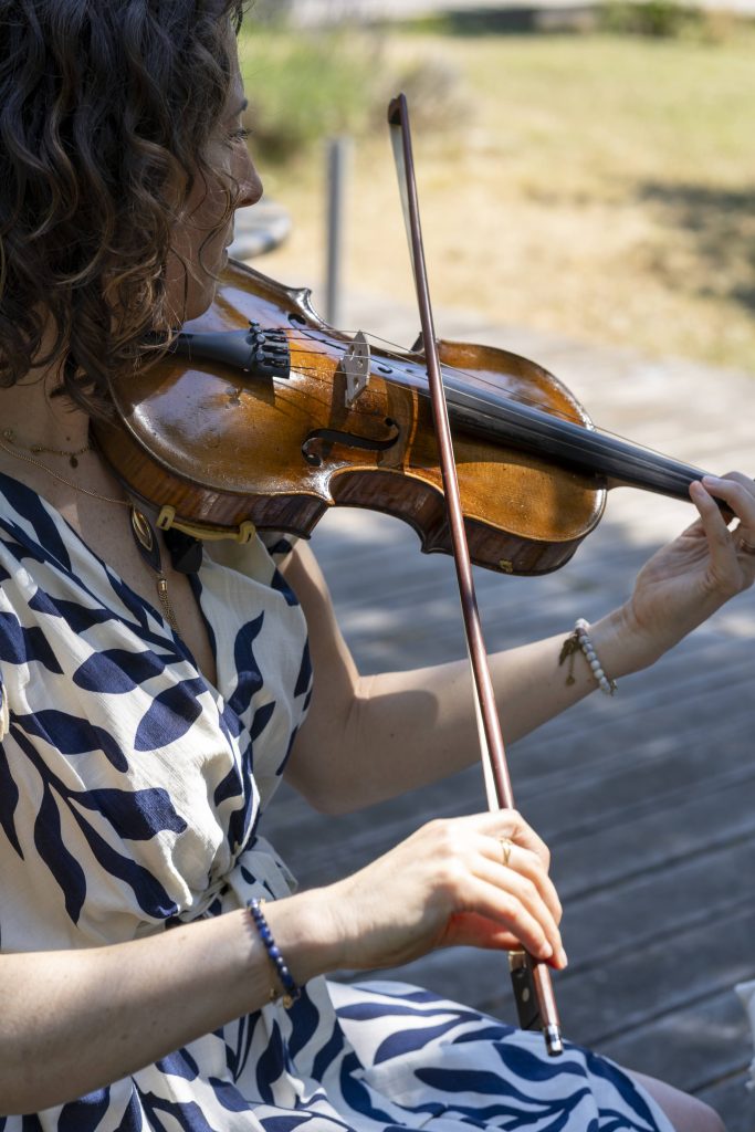 Christine TAHON en train de jouer du violon