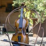 violon posé sur chaise métal