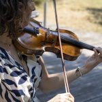 Christine TAHON (praticienne) en train de jouer du violon