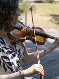 Christine TAHON (praticienne) en train de jouer du violon