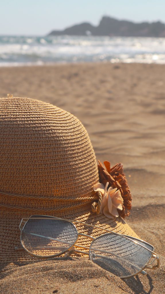 chapeau sur sable