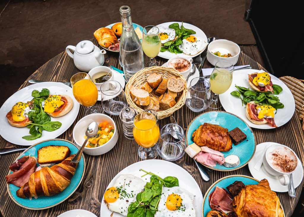 table avec plats