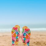 tongs sur plage sable