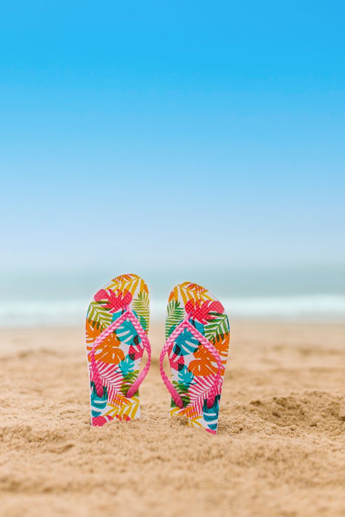 tongs sur plage sable
