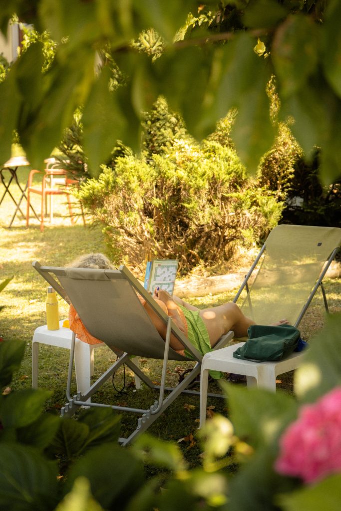 chaise longue dans jardin