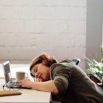 femme épuisée au travail