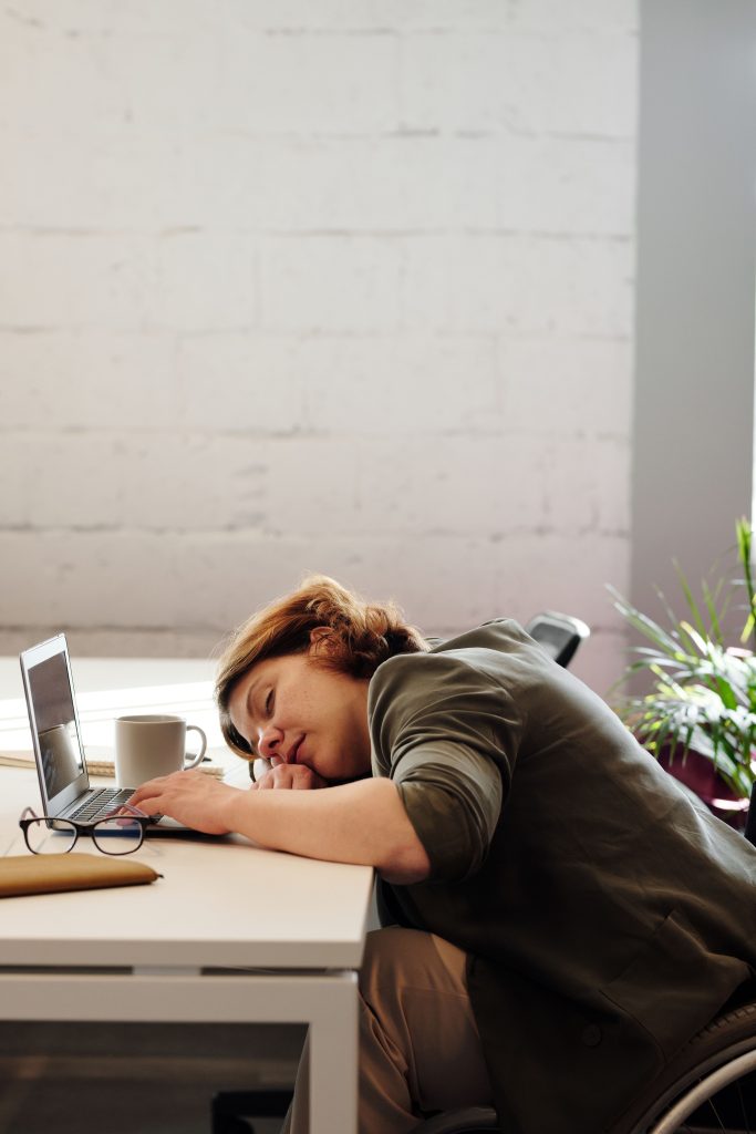 femme épuisée au travail
