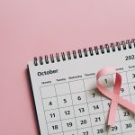 ruban rose sur calendrier